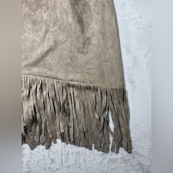 NWT Neiman Marcus Asymmetrical Hem Faux Suede Tan Boho Fringe Mini Skirt Medium - Picture 5 of 14